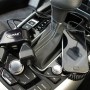 Doppelsteckdose 12V mit USB-Anschluss im Auto, lädt Handy.
