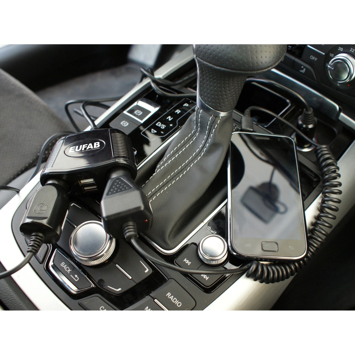 Doppelsteckdose 12V mit USB-Anschluss im Auto, lädt Handy.