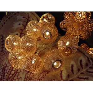 Konstsmide LED-Lichterkette mit kupferfarbenen Metallkugeln, 10 warmweiße Dioden für Innen.