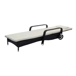 Anthrazitfarbene Poly-Rattan Sonnenliege Cesena mit beigen Kissen und verstellbarer Rückenlehne.