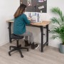 Frau an höhenverstellbarer rikta Werkbank mit Nähmaschine. Ideal für Hobbyraum und Werkstatt.