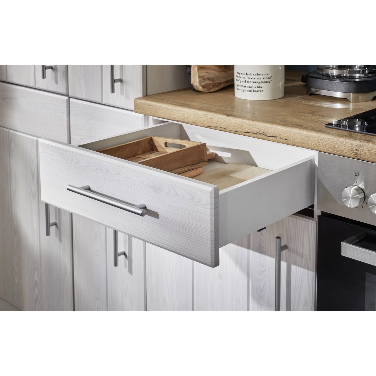 Respekta Küchenzeile Anton, 300 cm, Lärche Weiß, Schublade geöffnet.