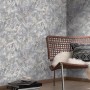 Helle Erismann Vliestapete Play of Light Purity in Grau mit floralem Muster an der Wand.