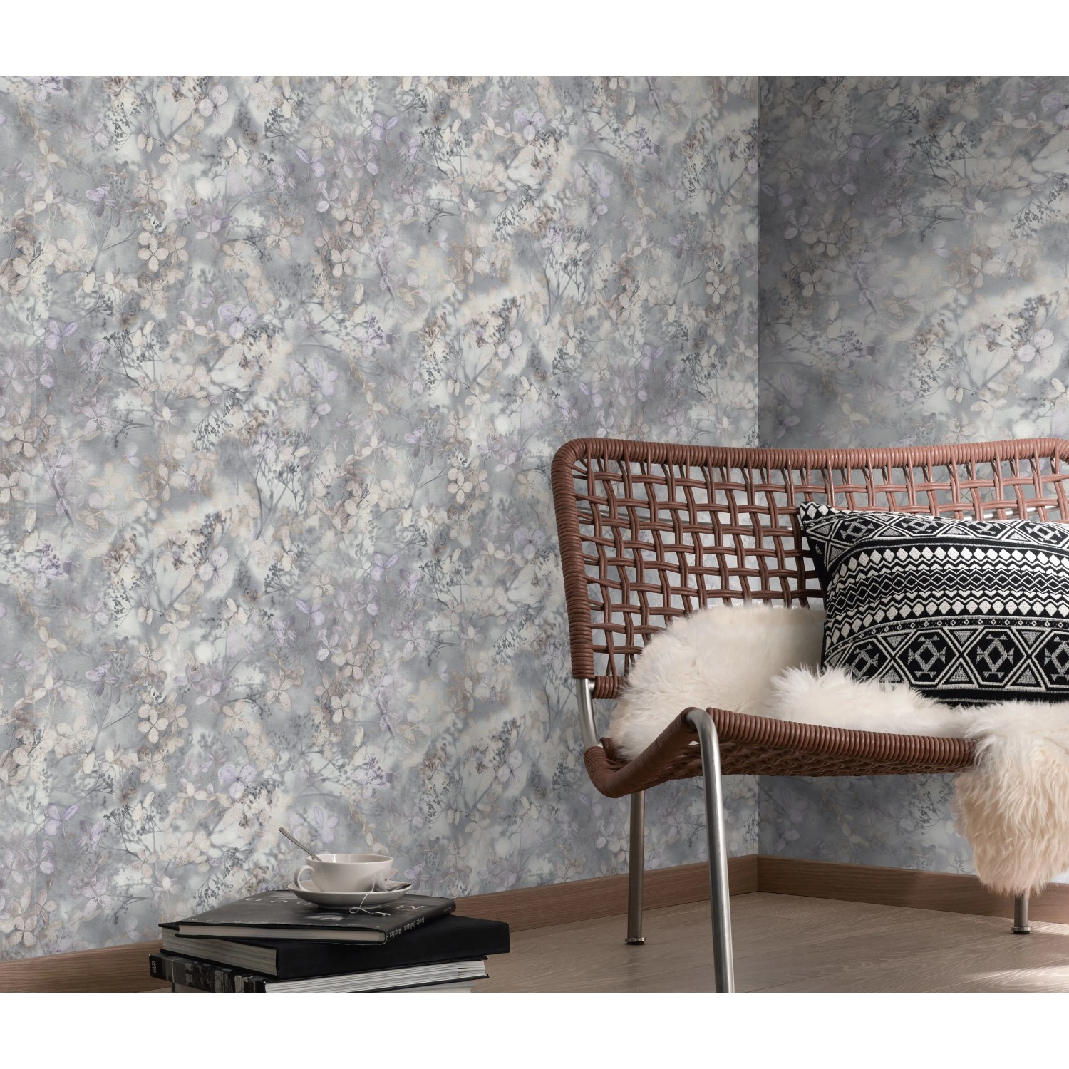 Helle Erismann Vliestapete Play of Light Purity in Grau mit floralem Muster an der Wand.