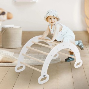 Kind klettert auf Joyz Kletterbogen, weißes Holz Indoor Spielgerät für Kinderzimmer.
