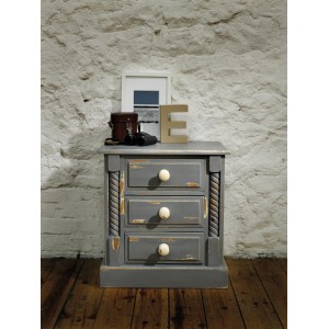 Anthrazitfarbener Nachttisch mit Kreidefarbe behandelt, Vintage-Look.