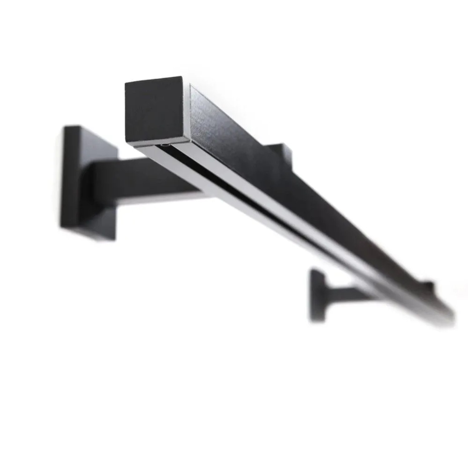 Schwarze, eckige 1-Lauf Gardinenschiene "Cube" an weißer Wand. Moderne Vorhangschiene nach Maß.