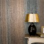 Marburg Vliestapete Vintage Deluxe mit Streifen in Kupfer und Struktur, neben einer Lampe
