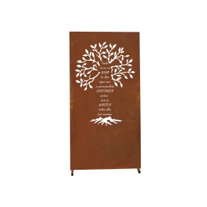 Rostfarbene Ferrum Art Sichtschutzwand mit Baum-Motiv und Spruch für den Garten.