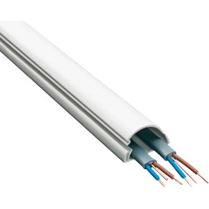Weißer D-Line Kabelkanal, 30x15 mm, 2 m lang, mit zwei Kabeln im Inneren.