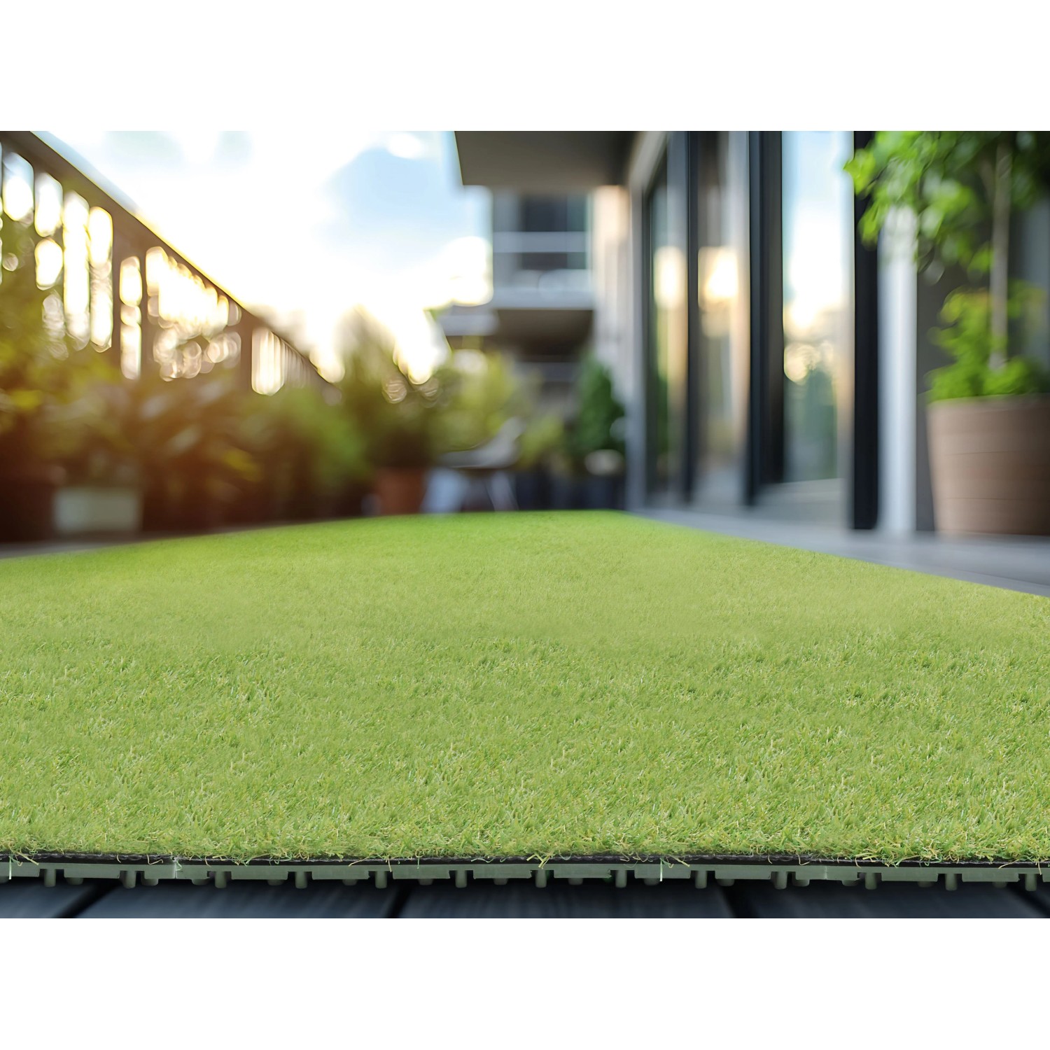 Grüne Grasfliesen als 4er-Set (30x30 cm) für Balkon und Terrasse. Kunstrasen mit Stecksystem.