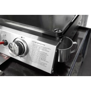 Detailaufnahme: Justus BBQ Grill Plancha mit 3 Brennern, Edelstahl/Schwarz, Bedienfeld und Zubehör.