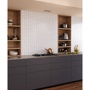 Wandgestaltung mit weißen Mosaikfliesen Metro, 20 Stück, im Küchenbereich.