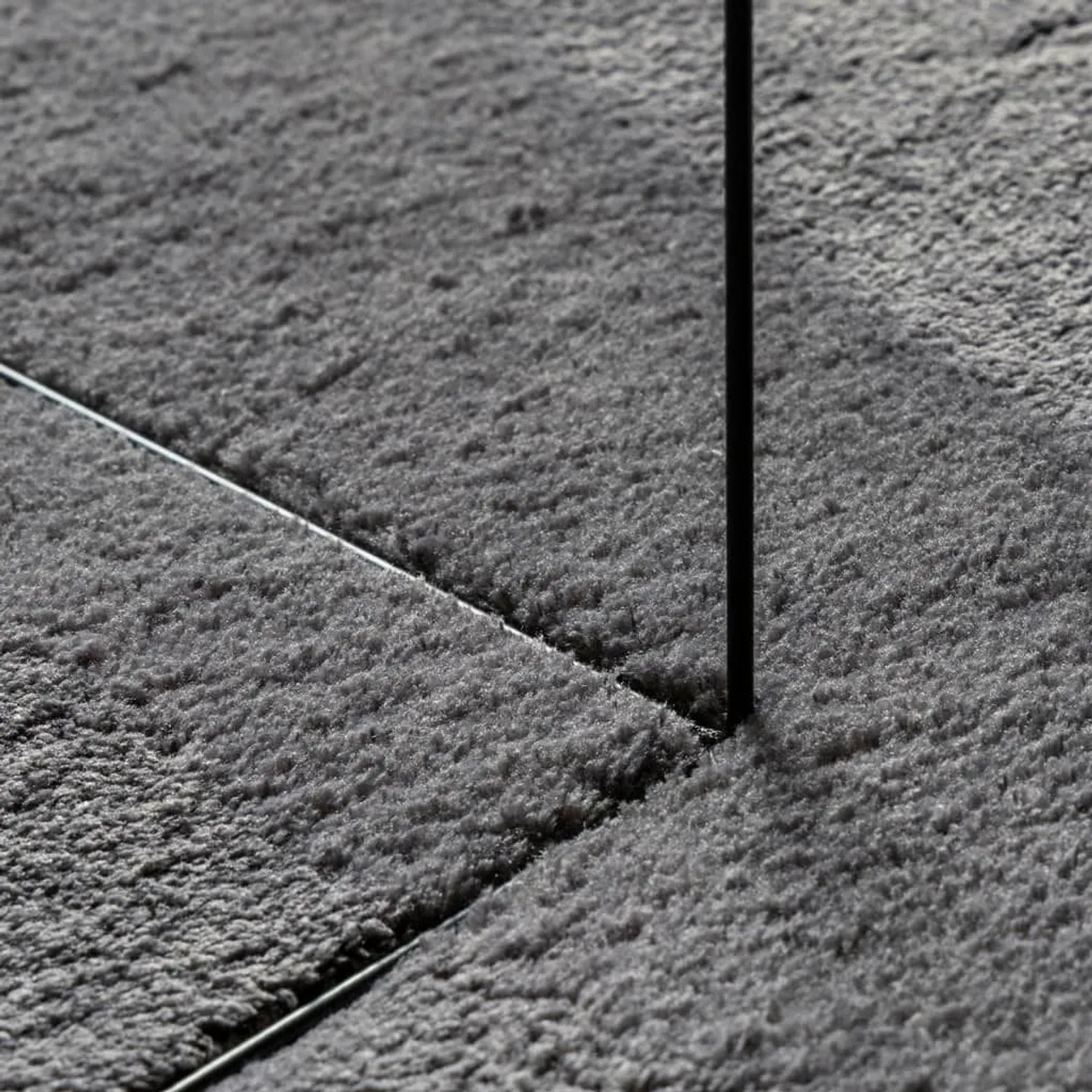 vidaXL HUARTE Kurzflor Teppich in Anthrazit, weich und flauschig, mit feiner Textur und dunkler Linie.