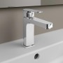 Ideal Standard Cerafine D Waschtischarmatur H105 Chrom auf weißem Waschbecken.