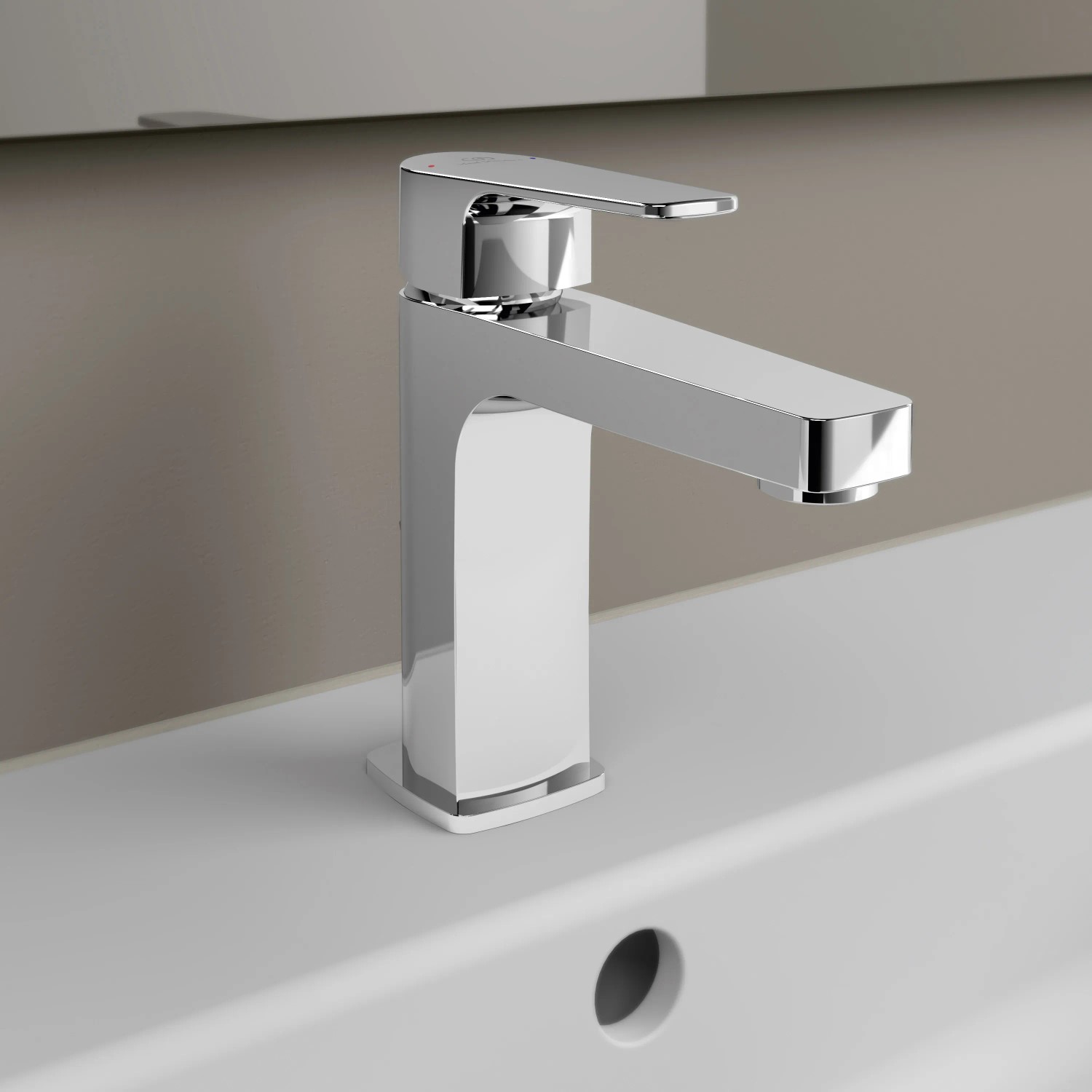 Ideal Standard Cerafine D Waschtischarmatur H105 Chrom auf weißem Waschbecken.