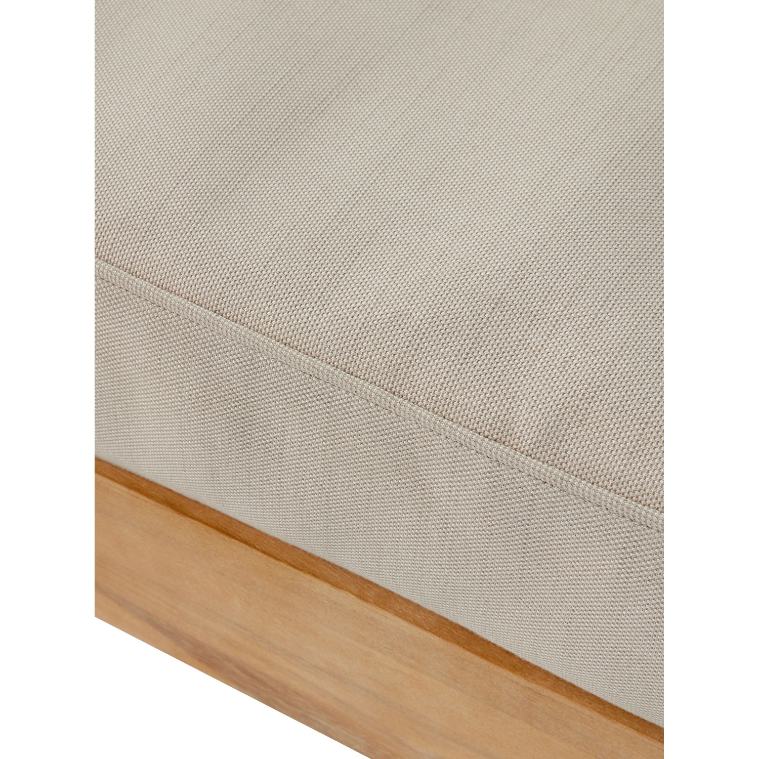 Detailaufnahme: Beige Polsterauflage und Akazienholzrahmen des Lounge-Sets Morenci.