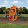 Backyard Discovery Spielturm Atlantic mit Rutsche, Schaukel und Kindern beim Spielen.