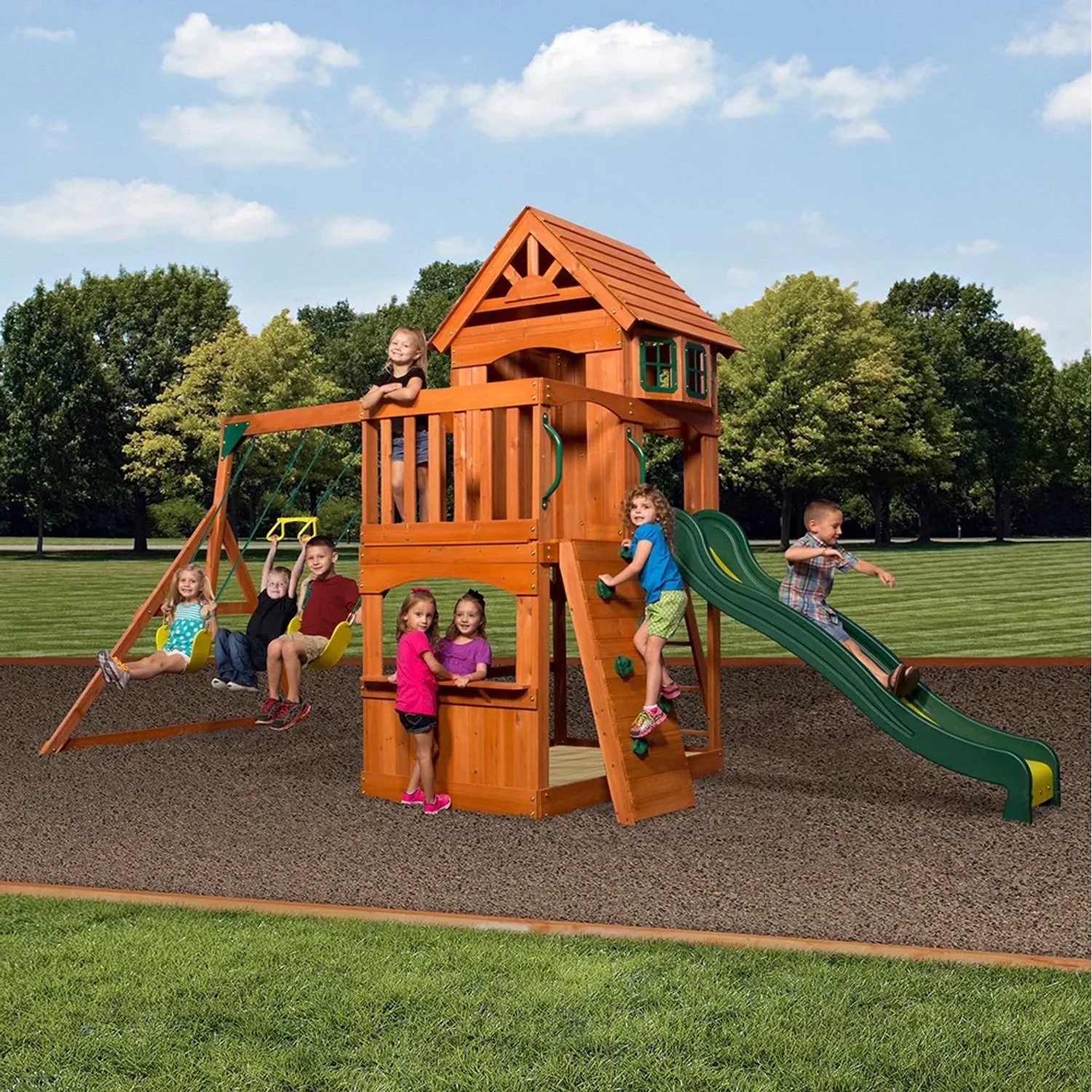 Backyard Discovery Spielturm Atlantic mit Rutsche, Schaukel und Kindern beim Spielen.