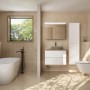 Badezimmer mit Roca Waschtischunterschrank Evelyne Basic, weiß matt, mit zwei Schubladen.
