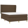 Dunkelbraunes Boxspringbett 140x200 cm mit Stoffbezug und Matratze.