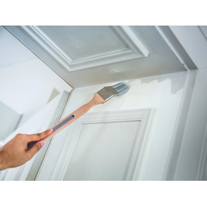 LUX Eckenpinsel 60 mm beim Lackieren einer Tür. Ideal für schwer zugängliche Stellen.