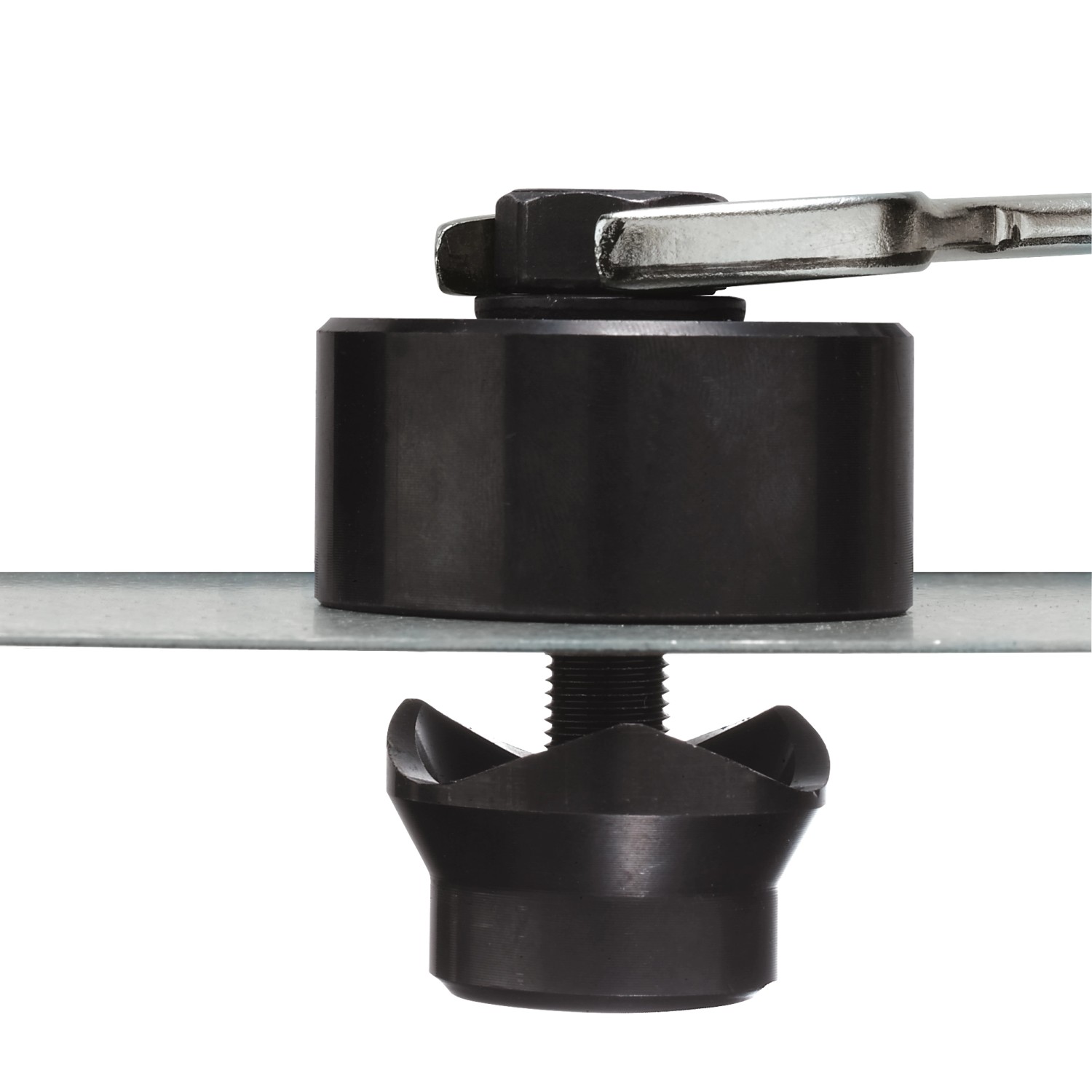 LUX Schraublocher 28 mm Comfort für Armaturen, Lochstanze im Einsatz.