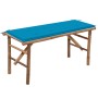 Klappbare Gartenbank aus Bambus mit blauer Auflage, ideal für Garten, Terrasse oder Veranda.