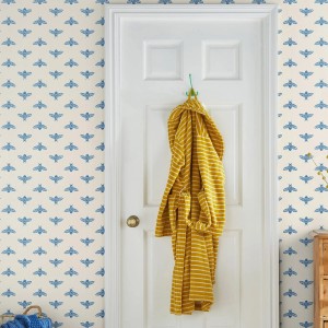 Joules Vliestapete Block Print Bee Blue Haze: Tapete mit blauem Bienenmuster.