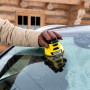 Gelber Kärcher EDI 4 Akku-Eiskratzer im Einsatz auf einer vereisten Autoscheibe.