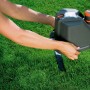 Gardena Comfort Vielflächenregner AquaContour automatic im Einsatz auf Rasenfläche.