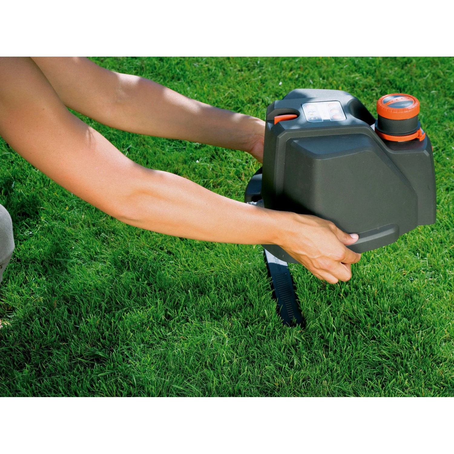 Gardena Comfort Vielflächenregner AquaContour automatic im Einsatz auf Rasenfläche.