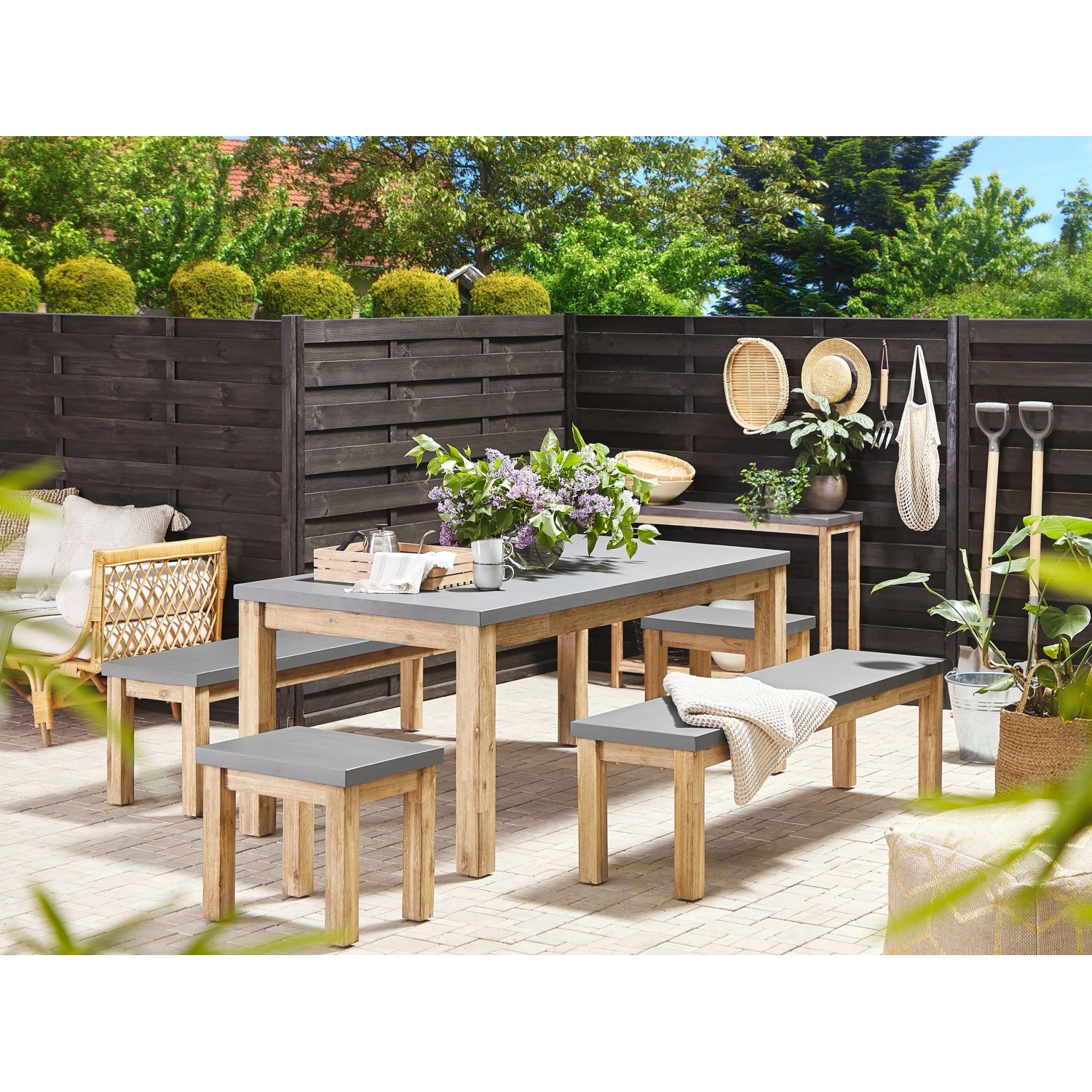 Beliani Gartentisch Set OSTUNI, grau mit heller Holzfarbe, bestehend aus Tisch, Bänken und Stühlen.