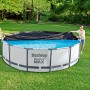 Bestway Flowclear Poolabdeckung, schwarz, Ø 366 cm, wird über einen Pool gezogen.