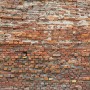Komar Vliesfototapete Bricklane mit roter Backsteinmauer, rustikaler Look für Innenräume.