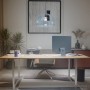 Philips Hue E27 LED-Lampe mit Weißlicht-Ambiente über einem Schreibtisch mit Computer.
