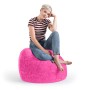 Pinker Sitting Point Sitzsack Fluffy (220 l) mit sitzender Person.