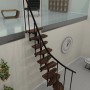 Minka Raumspartreppe Monte Carlo in Walnuss/Schwarz, elegante Innentreppe mit Holzstufen und Metallgeländer.