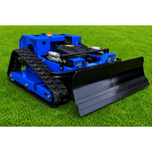 Blauer ferngesteuerter Benzin-Rasenmäher CW-500 PLUS mit Kettenantrieb und schwarzem Schneepflug auf Gras.