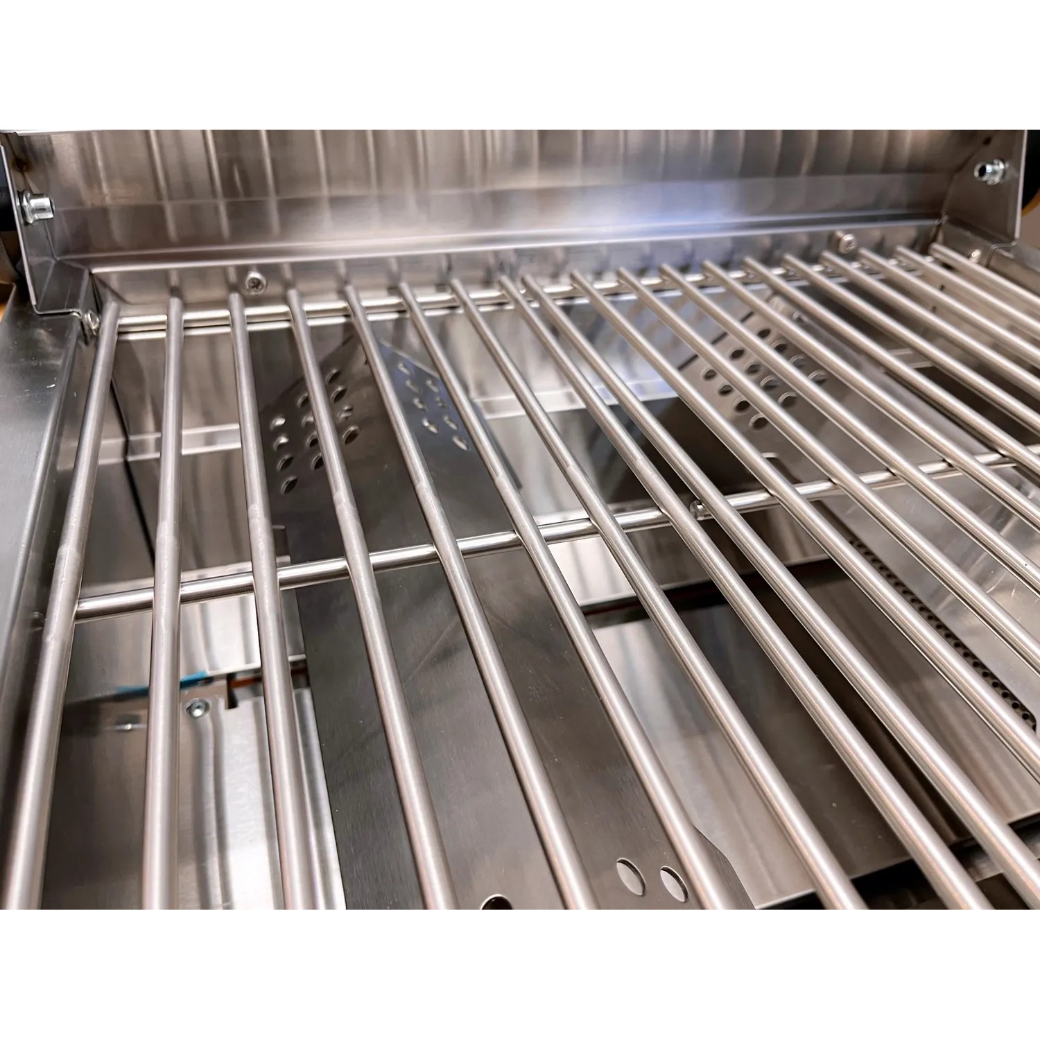 Innenansicht Grillfürst G201E Gasgrill: Edelstahl Grillrost und Brennerabdeckung. Ideal für Camping.