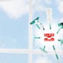 Leifheit Teleskopstiel mit verschiedenen Reinigungsaufsätzen und Click System vor Fenster.