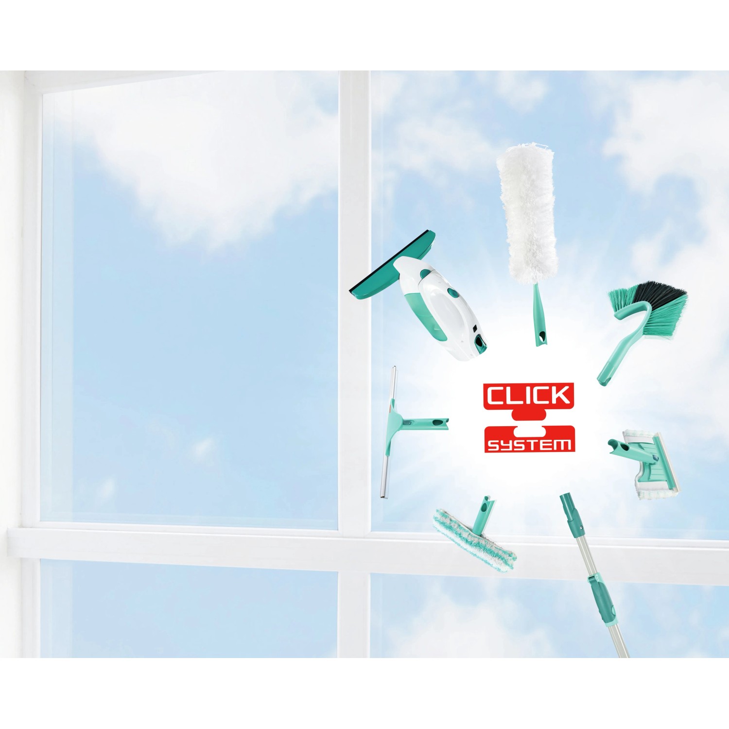 Leifheit Teleskopstiel mit verschiedenen Reinigungsaufsätzen und Click System vor Fenster.