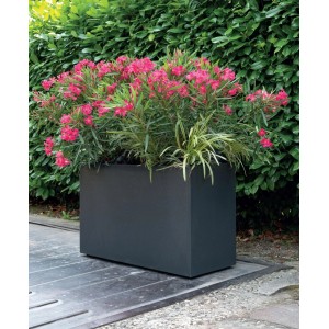 Anthrazitfarbener Deroma Pflanzkübel Divider Millennium (99 cm) mit Bepflanzung im Garten.