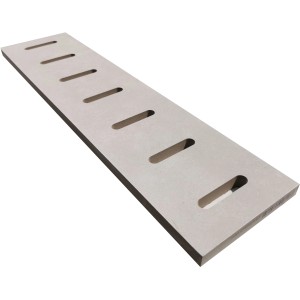 Feinsteinzeug Poolrandstein Überlauf, 14,5x60x2cm, mit länglichen Aussparungen.