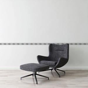 Selbstklebende Rosen Bordüre in Schwarz-Weiß an Wand über Sessel.