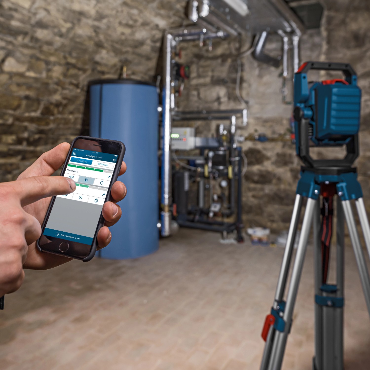 Bosch Akku-Lampe GLI 18V-2200 C mit Stativ, per App steuerbar für flexible Baustellenbeleuchtung.