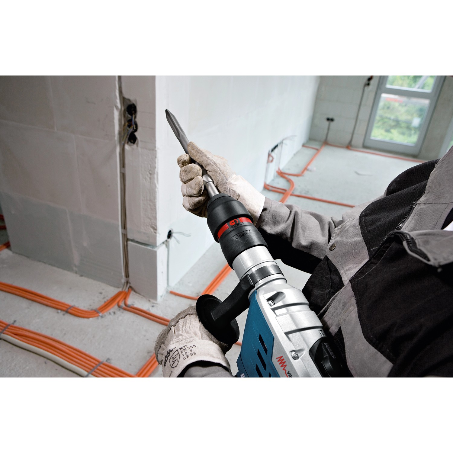 Bosch Professional GBH 5-40 DCE Bohrhammer im Einsatz beim Stemmen in einer Baustelle.