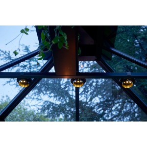 Juliana LED Solar Lampe, schwarz, für Gewächshäuser. Warmweißes Licht, montiert unter dem Dach.