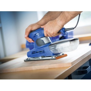 Blauer Schwingschleifer von LUX im Einsatz auf Holzoberfläche. Schleifmittel für feine Schleifarbeiten.