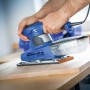 Blauer Schwingschleifer von LUX im Einsatz auf Holzoberfläche. Schleifmittel für feine Schleifarbeiten.